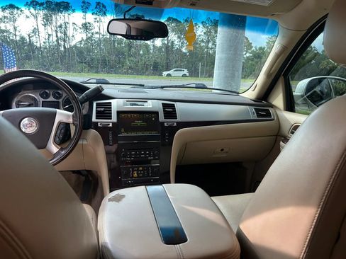 Used 2011 Cadillac Escalade Premium RWD image 28