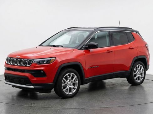 Used 2025 Jeep Compass Limited image 3