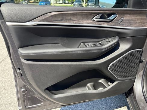 New 2026 Jeep Grand Cherokee L Limited w/ Luxury Tech Group II AWD/4WD image 8