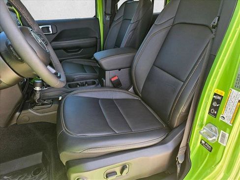 Used 2025 Jeep Gladiator Sport AWD/4WD image 16