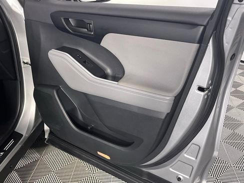 Used 2023 Toyota Highlander LE image 34