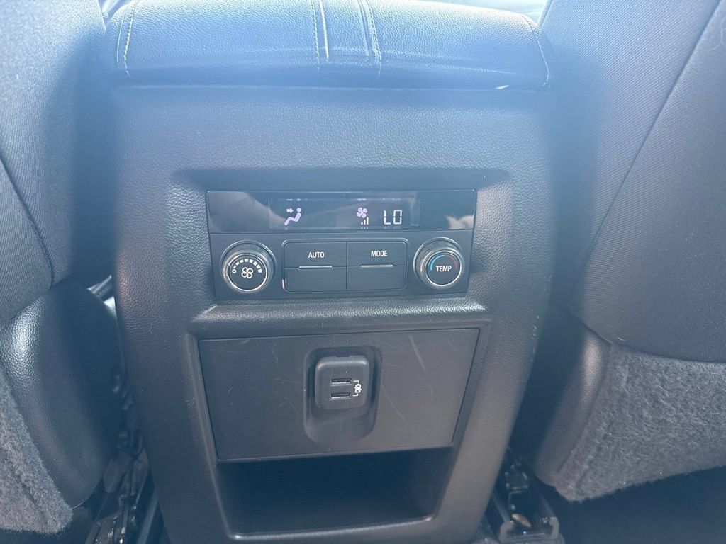 Used 2023 Chevrolet Traverse LT FWD image 16