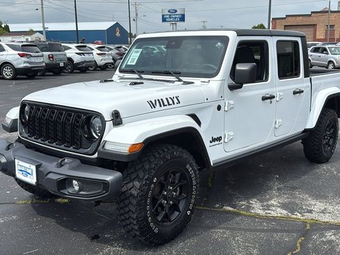 Used 2024 Jeep Gladiator Sport AWD/4WD image 3