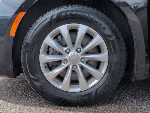Used 2018 Chrysler Pacifica Touring-L Plus FWD image 14