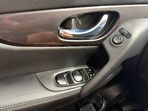 Used 2018 Nissan Rogue SV FWD image 11