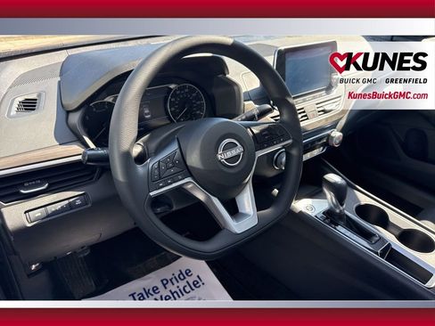 Used 2025 Nissan Altima 2.5 SV image 31