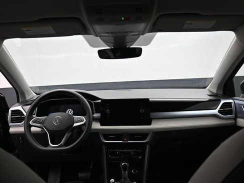 New 2026 Volkswagen Taos SE image 10