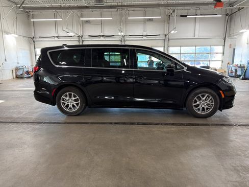 Used 2024 Chrysler Pacifica Touring-L w/ Uconnect Theater Family Group FWD image 4