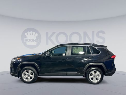 Used 2020 Toyota RAV4 LE image 2