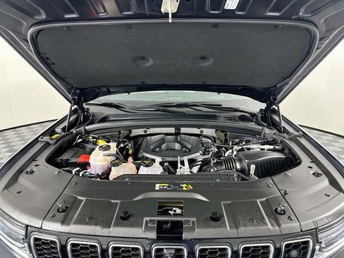 Used 2022 Jeep Grand Cherokee Overland w/ Advanced Protech Group III image 21