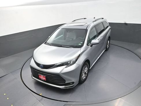 Used 2025 Toyota Sienna XLE FWD image 24