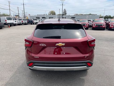 Used 2025 Chevrolet Trax LT w/ LT Convenience Package FWD image 6