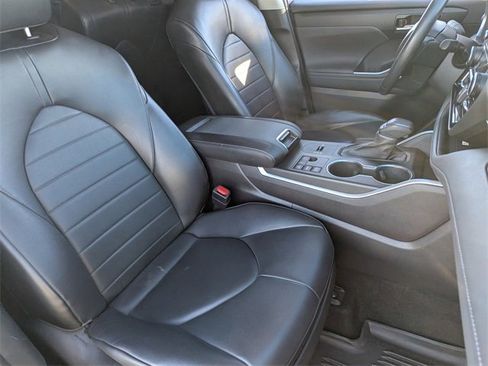 Used 2023 Toyota Highlander XLE image 10