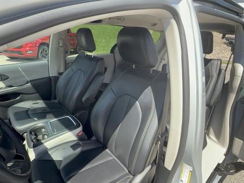 Used 2024 Chrysler Pacifica Limited FWD image 22