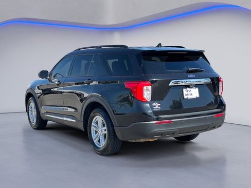 Used 2023 Ford Explorer XLT image 3