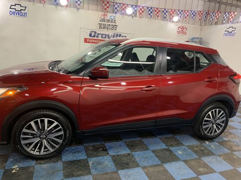 Used 2023 Nissan Kicks SV image 2