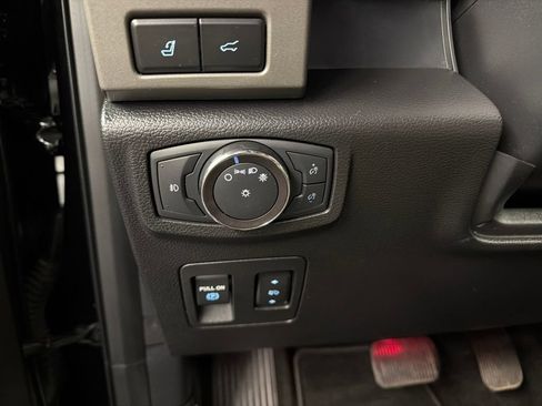 Used 2019 Ford Expedition XLT w/ Equipment Group 202A AWD/4WD image 23