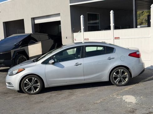 Used 2016 Kia Forte EX FWD image 2