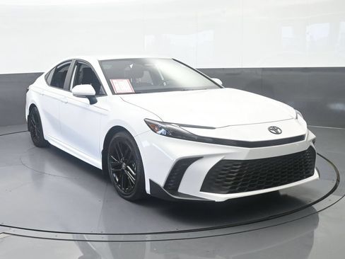 Used 2026 Toyota Camry SE FWD image 9