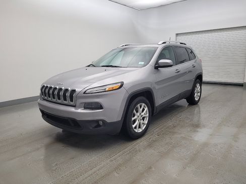 Used 2017 Jeep Cherokee Latitude FWD image 2