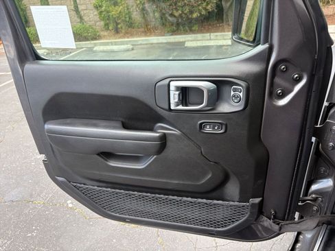 Used 2025 Jeep Wrangler Unlimited Rubicon AWD/4WD image 18