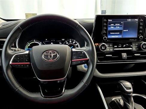 Certified 2021 Toyota Highlander XLE image 33