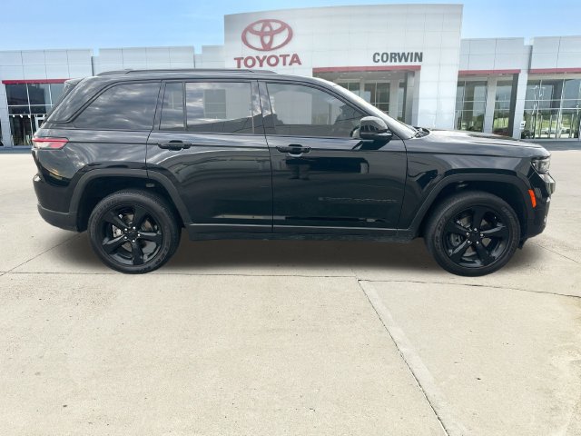 Used 2025 Jeep Grand Cherokee Altitude AWD/4WD image 6