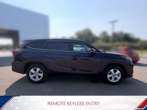 Used 2023 Toyota Highlander LE FWD image 4
