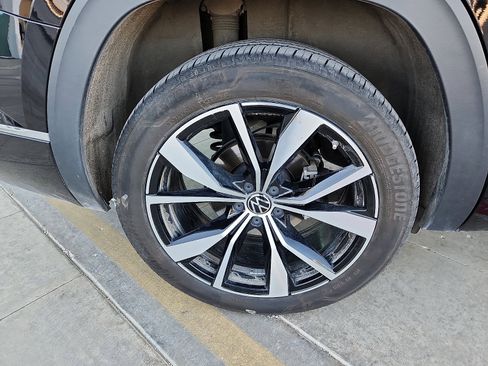 Used 2024 Volkswagen Atlas SEL Premium R-Line image 9