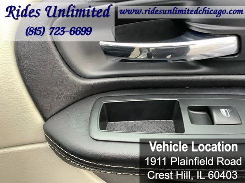 Used 2012 Chrysler Town & Country Touring image 29