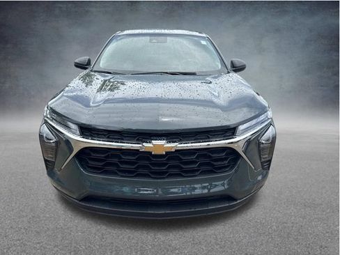 Used 2025 Chevrolet Trax LS w/ Driver Confidence Package FWD image 2