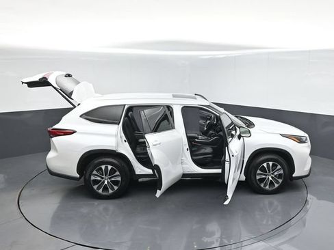 Used 2023 Toyota Highlander XLE FWD image 61
