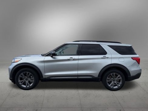 Certified 2023 Ford Explorer XLT w/ Equipment Group 202A AWD/4WD image 2