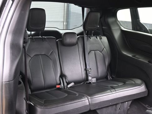 Used 2025 Chrysler Pacifica Select FWD image 37