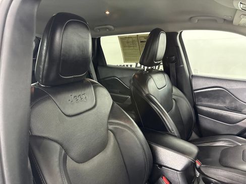 Used 2019 Jeep Cherokee Limited FWD image 28