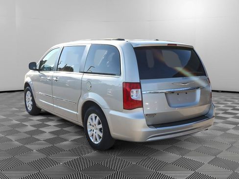 Used 2015 Chrysler Town & Country Touring w/ Driver Convenience Group FWD image 4