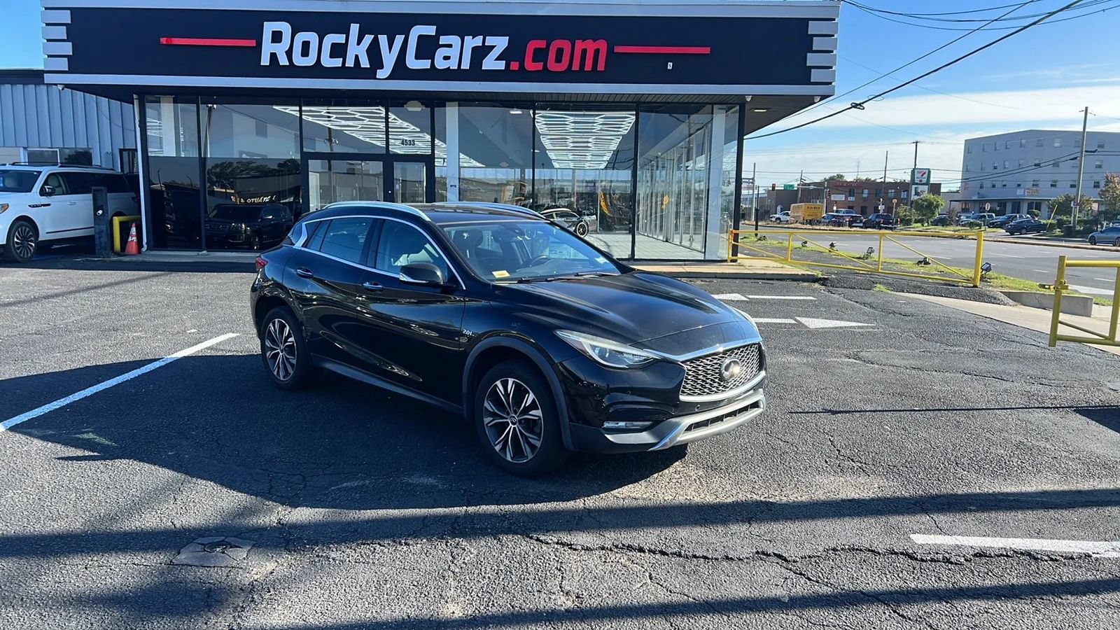 Used 2017 INFINITI QX30 Premium w/ Navigation Package AWD/4WD image 1