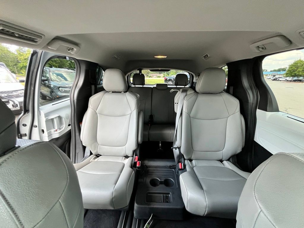 Used 2025 Toyota Sienna XLE FWD image 12