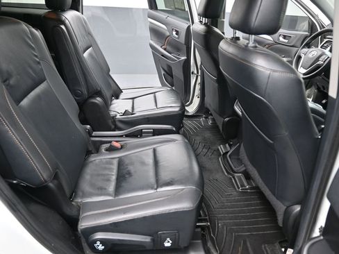 Used 2019 Toyota Highlander XLE image 25