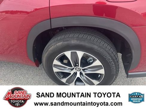 Used 2023 Toyota Highlander XLE FWD image 13