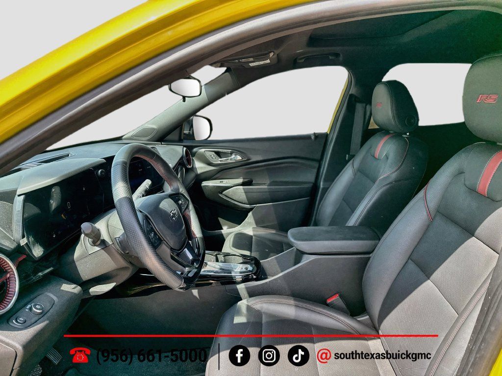 Used 2025 Chevrolet Trax RS w/ Sunroof Package FWD image 11