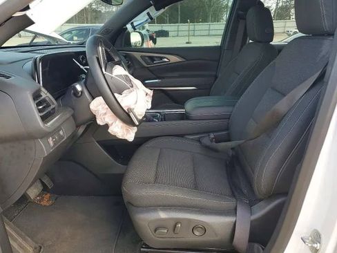 Used 2025 Chevrolet Traverse LT w/ Enhanced Driving Package image 7