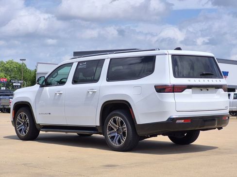 Used 2024 Jeep Wagoneer L Series II RWD image 3