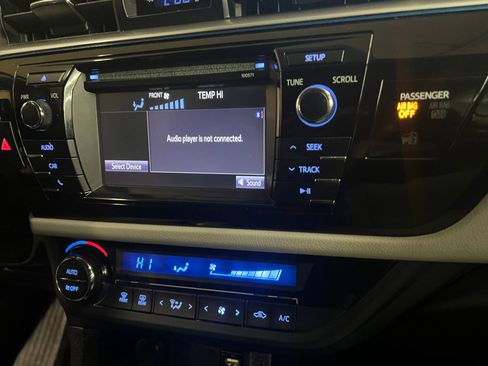 Used 2016 Toyota Corolla LE FWD image 19