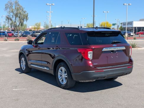 Used 2022 Ford Explorer XLT image 3