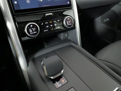 Used 2024 Land Rover Discovery S image 70