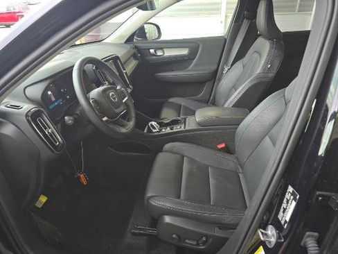 Used 2024 Volvo XC40 B5 Plus image 3