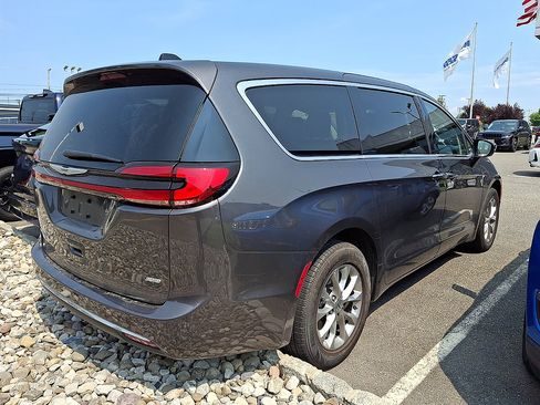 Used 2023 Chrysler Pacifica Touring-L AWD/4WD image 4