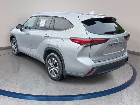 Used 2023 Toyota Highlander XLE image 7