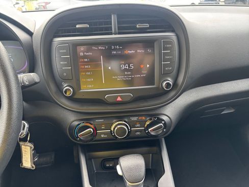 Used 2025 Kia Soul LX w/ LX Technology Package FWD image 17